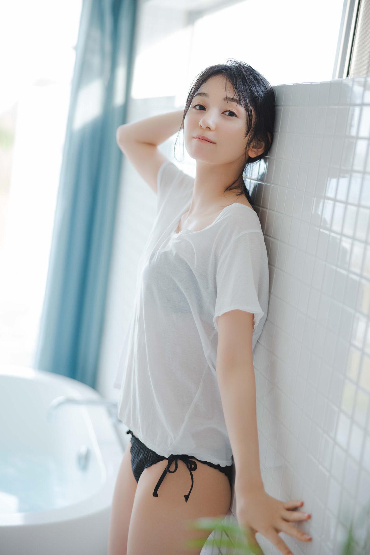 Fuuka Kumazawa 熊澤風花, ＦＲＩＤＡＹデジタル写真集 『二十歳になったから』 Set.02(2)