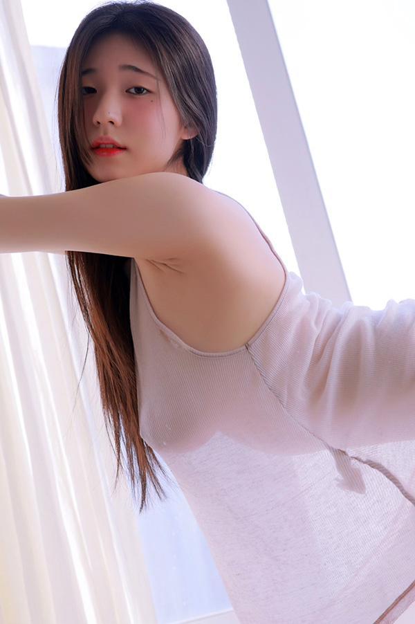 粉嫩小美女Yeon Woo小背心两点若隐若现(24)