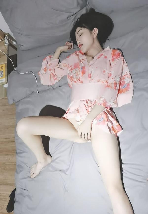 美美哒的小学妹李子玥自拍尺度图包(16)