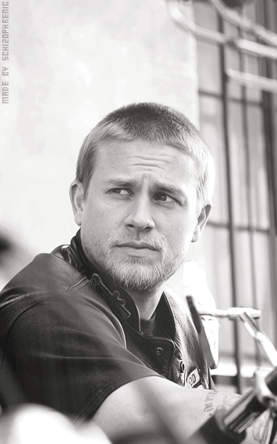 Charlie Hunnam JKS56guP_o