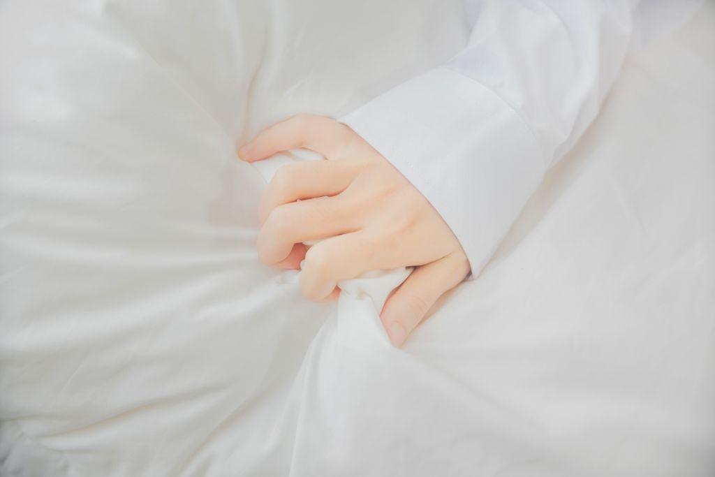 Coser @ 桜 桃 喵 Vol.073: 白 衬衫 双 马尾 (47 photos)(19)