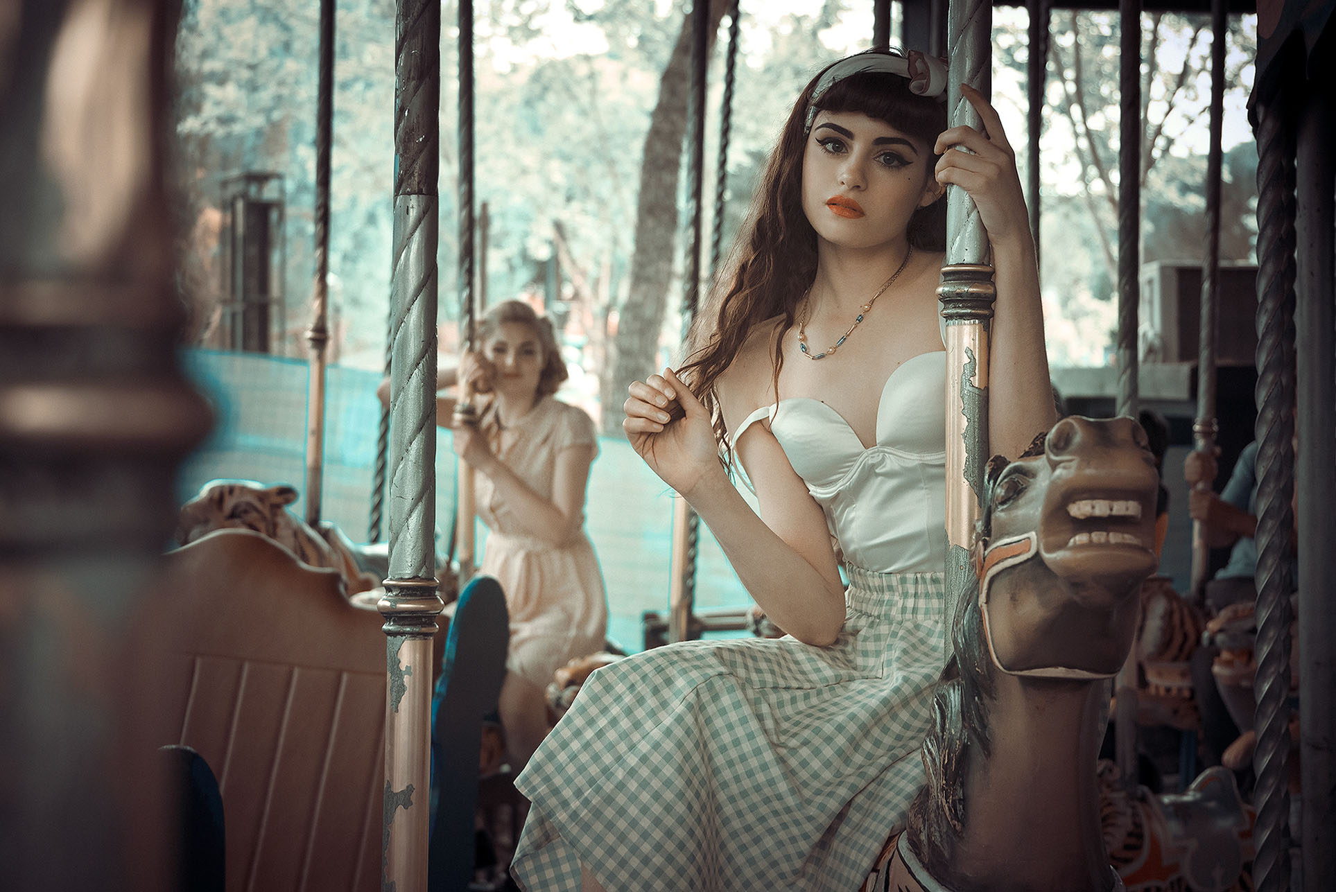 Elsa Illari, Ana del Portillo by Rebeca Saray Девушки отдыхают в парке развлечений в стиле 1950-х годов / фото 05