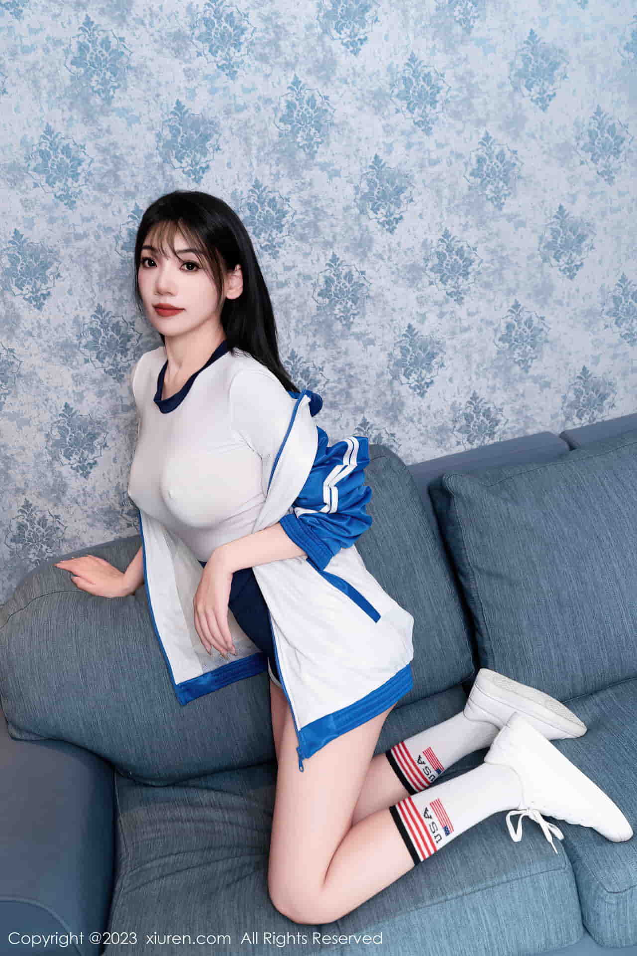 Little Puff returns to the narrow-edged series of school uniforms, round figure, devil figure, angelic face, big breasts and fat buttocks, can be broken by blowing