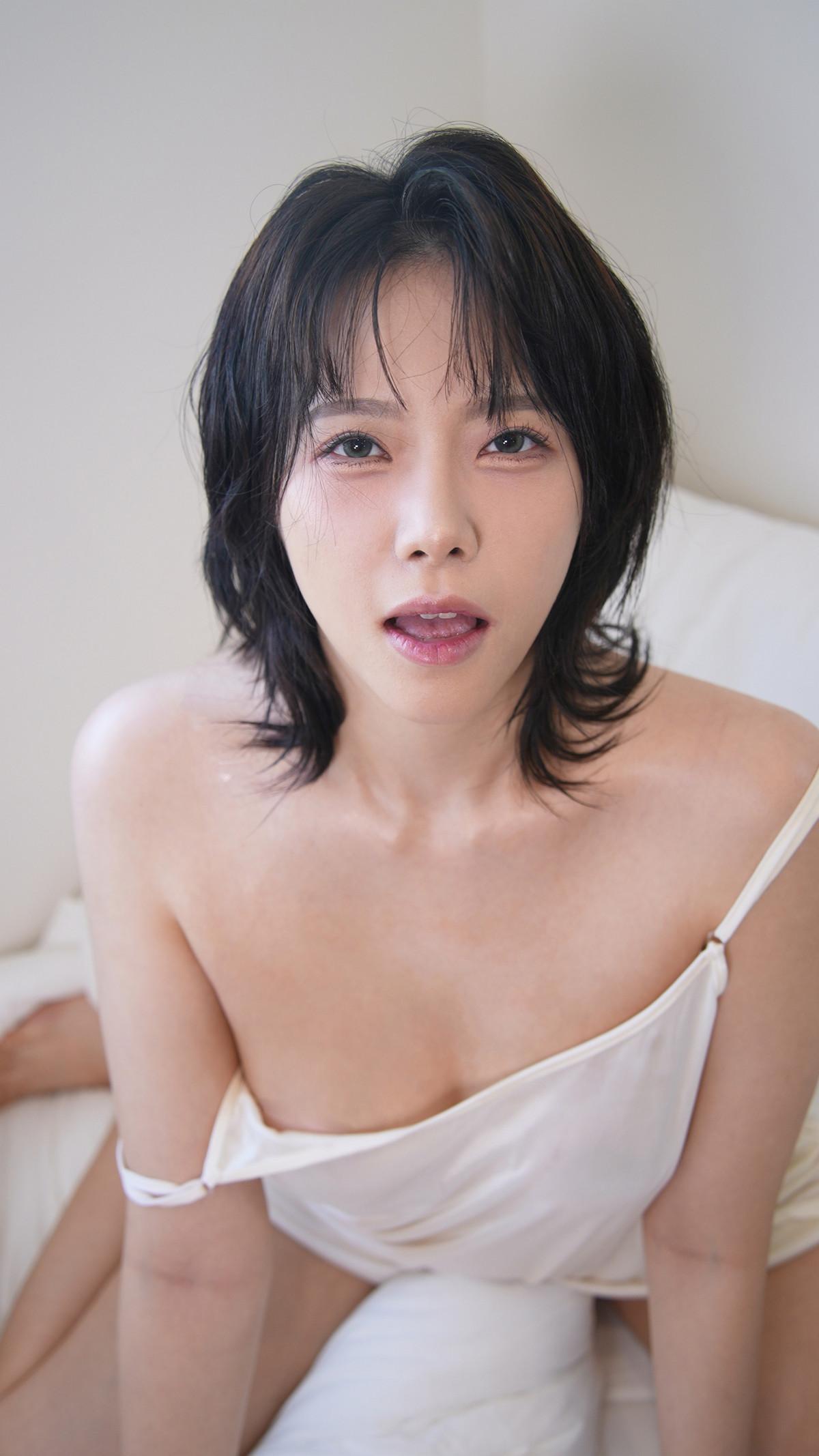 Haeppoyan 해뽀얀, PhotoBook ‘Girlfriend On The Bed’ Set.01(42)