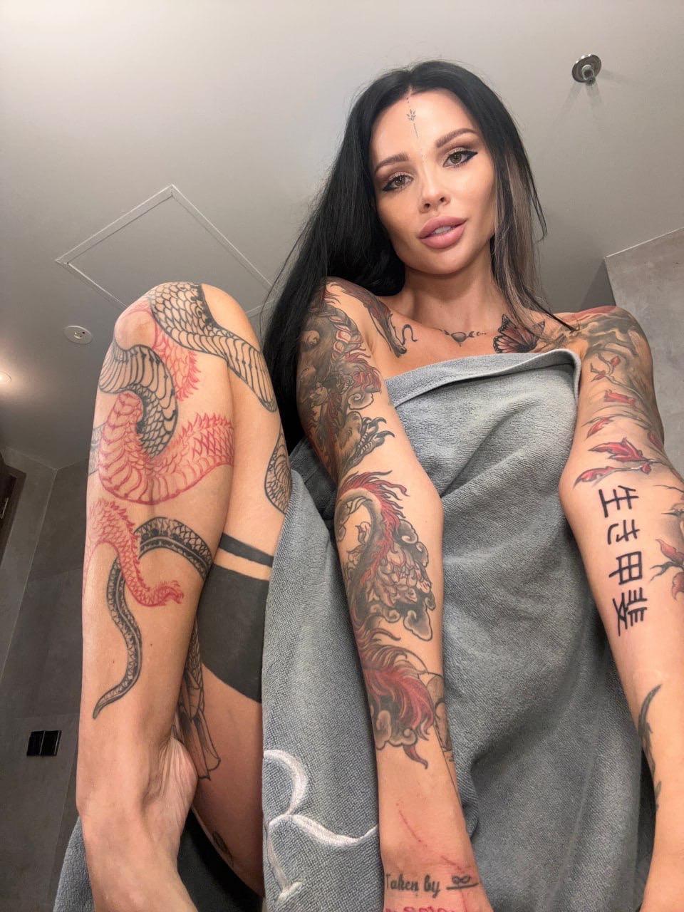 Inked OnlyFans hottie Sunny Free showing off her killer curves in a solo(4)