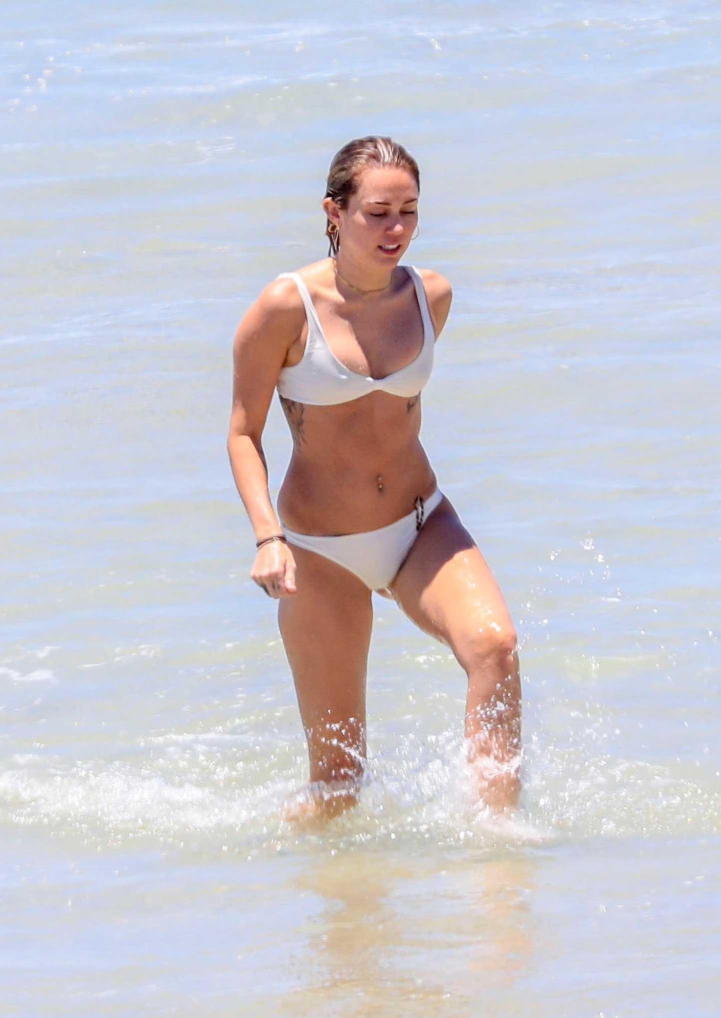 В купальнике Miley Cyrus на пляже