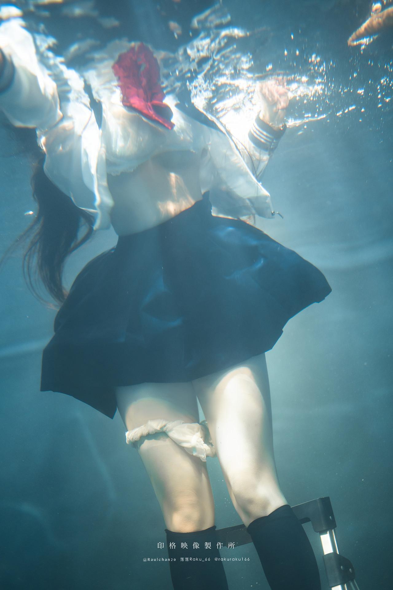 Cosplay 落落Raku – 水泳馆(31)