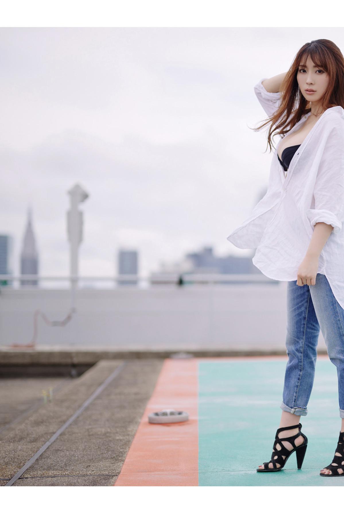Tomomi Morisaki 森咲智美, 週刊ポストデジタル写真集 『500万人のおっぱい』 Set.01(1)