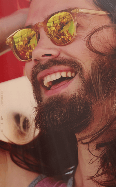 Tom Payne LWqfLWfx_o