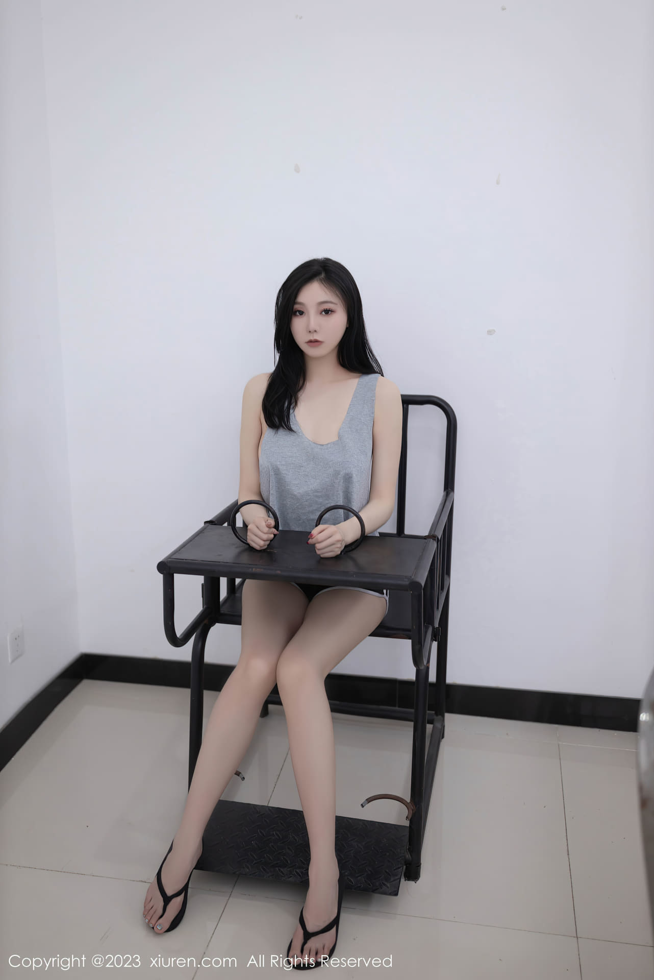 안란의 여자 취조실 테마 촬영, 회색 상의와 검정색 반바지, 수줍은 모습과 몽환적인 모습