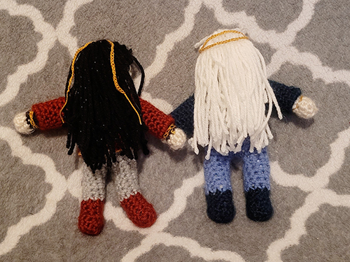 The backs of Ren Xiyang and Rian, doll/crochet form