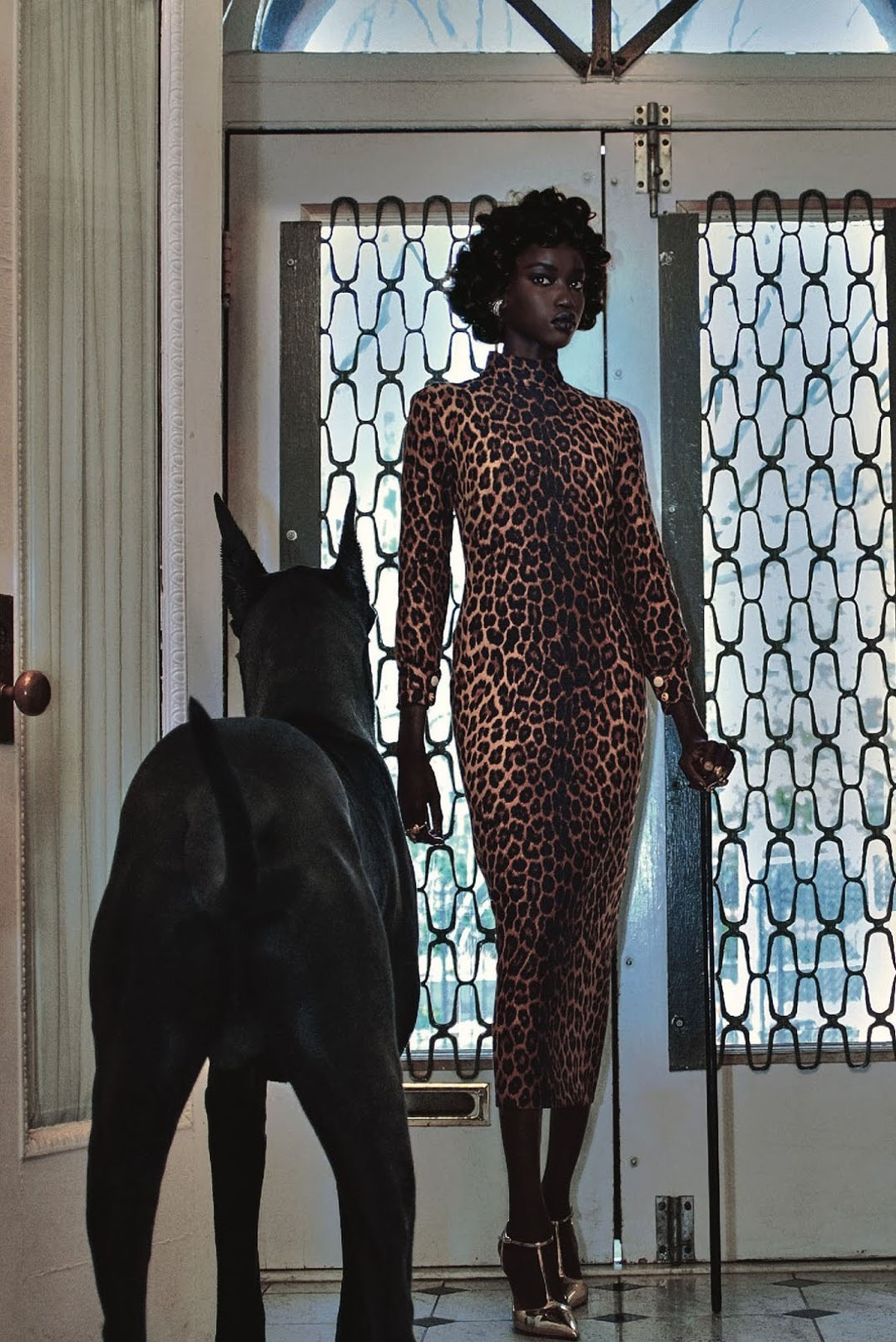Черная дама с большой собачкой / Anok Yai by Steven Klein Черная дама с большой собачкой / Anok Yai by Steven Klein