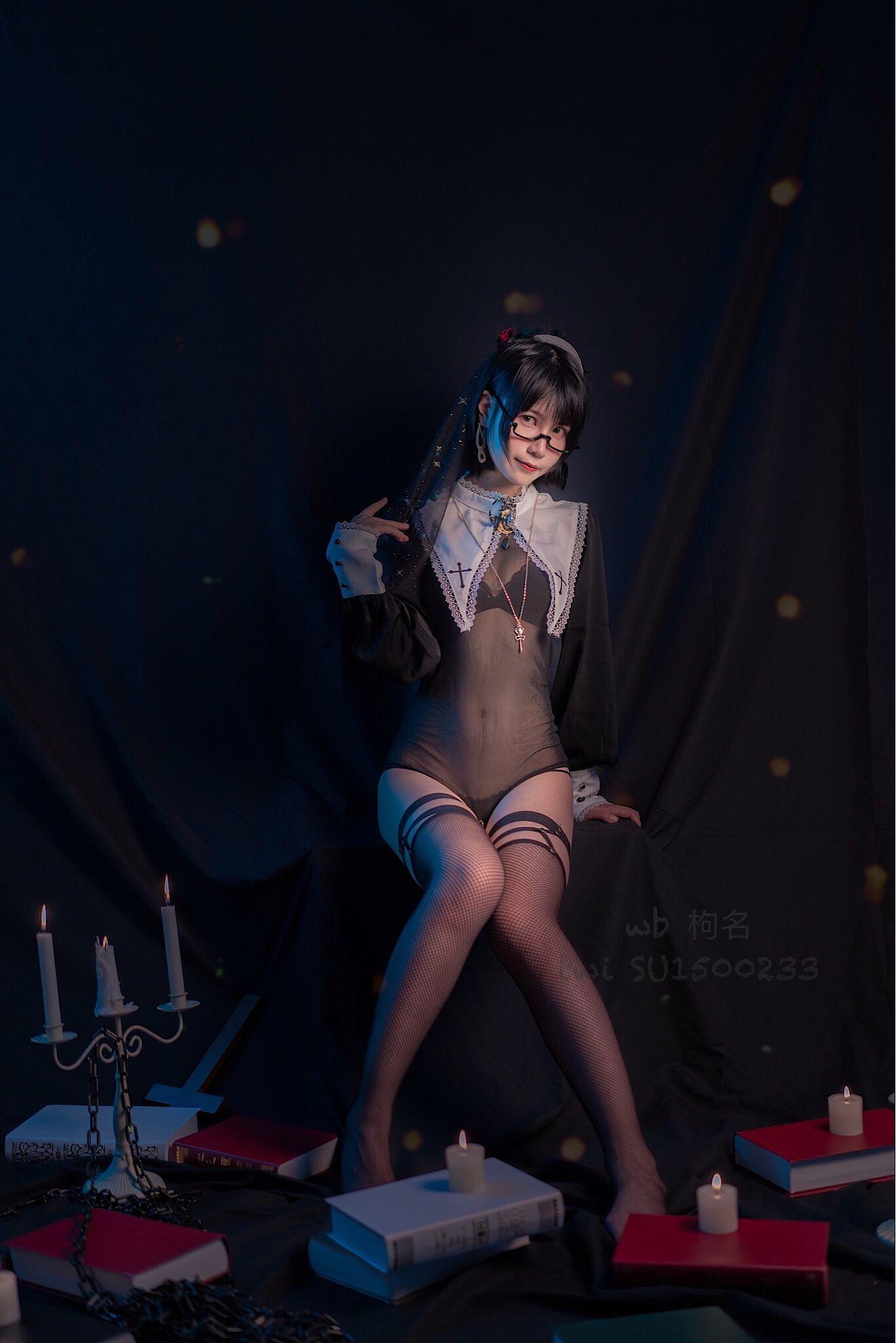 [网红Coser] 逐月su 《修女》 写真集(37)