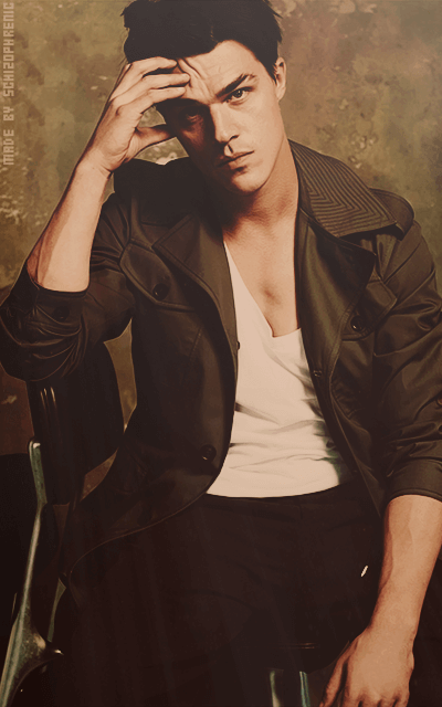 Finn Wittrock BnqnhRNI_o