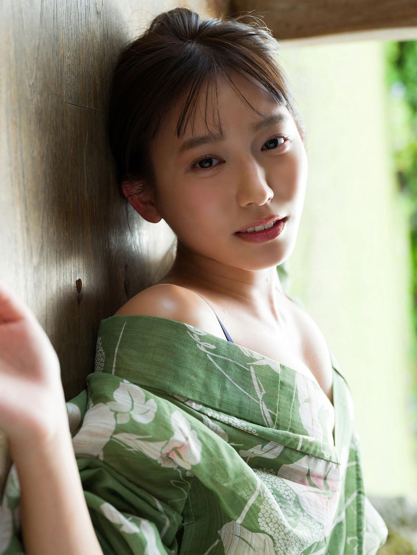 Nene Shida 志田音々, ファースト写真集アナザーバージョン 『ｎｅｎｅ－まるっとりっぷ－』 Set.04(9)