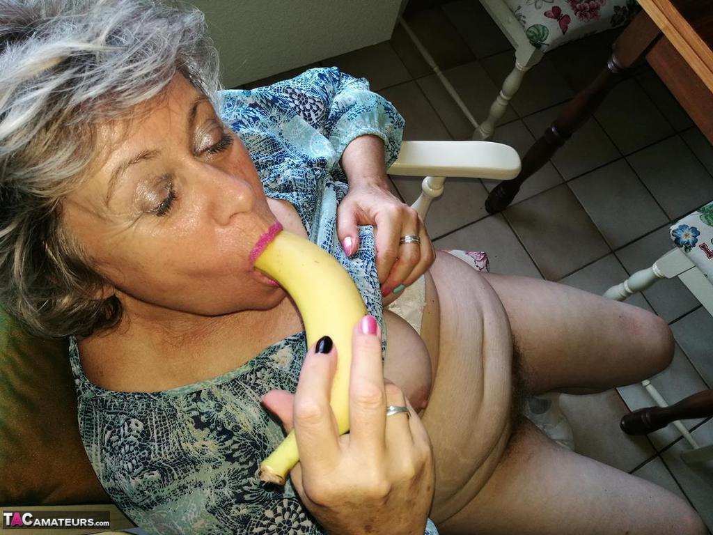 Horny granny Caro sticks a banana inside her natural pussy on kitchen chair(9)