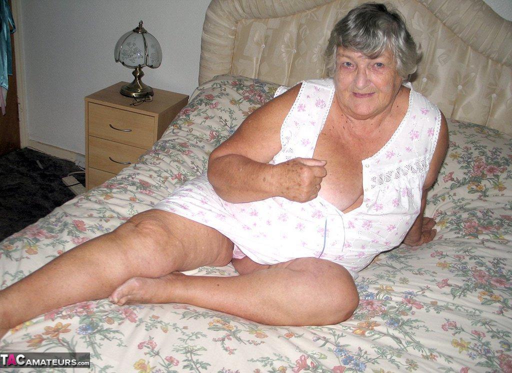 Old woman Grandma Libby grabs her fat roll after getting naked on a bed(4)