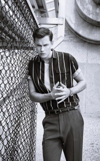 Bill Skarsgard 56iSwPHs_o