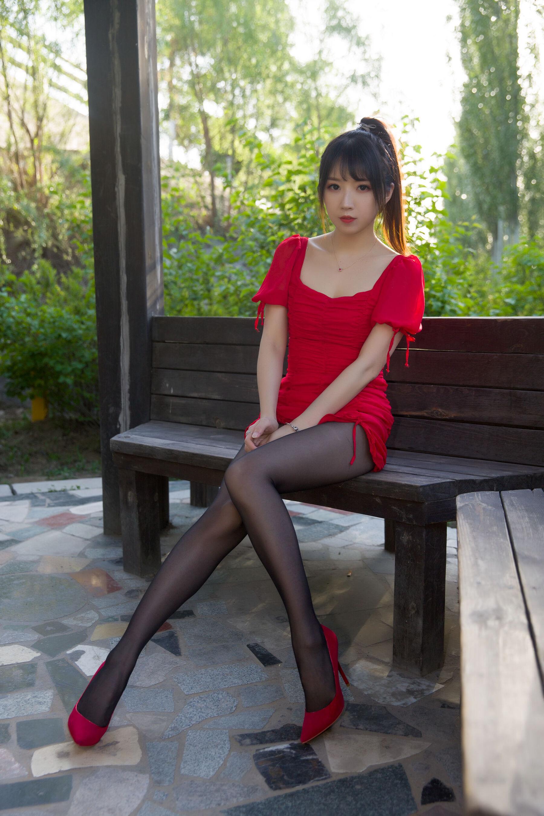 国模套图 小女巫露娜《户外小红裙》(12)