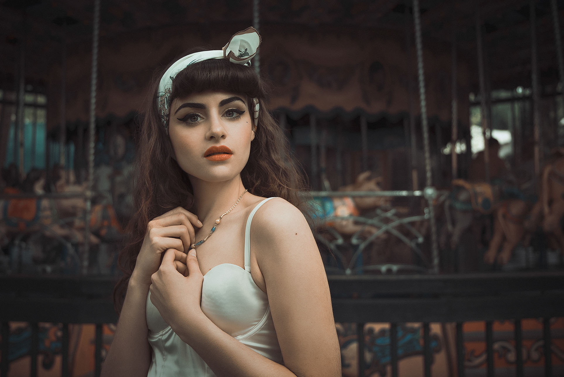 Elsa Illari, Ana del Portillo by Rebeca Saray Девушки отдыхают в парке развлечений в стиле 1950-х годов / фото 09