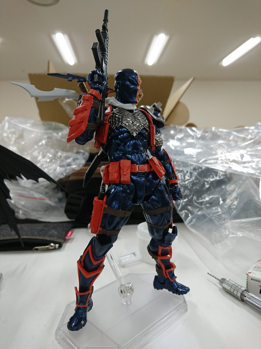 Deathstroke (Revoltech) EBgWSjT2_o