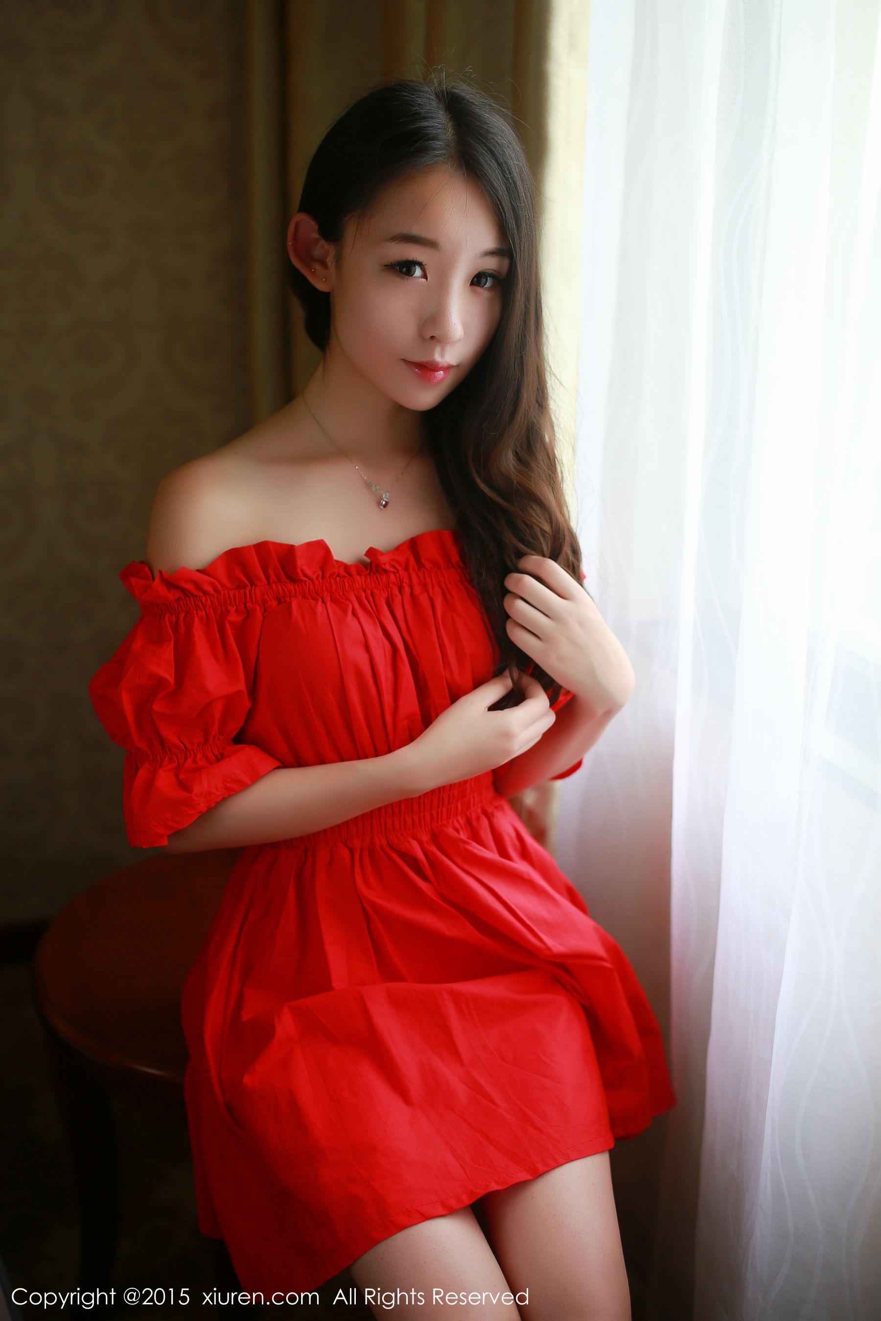梓萱Crystal《连衣裙+热裤+网袜制服》 [秀人网XiuRen] No.347 写真集(10)