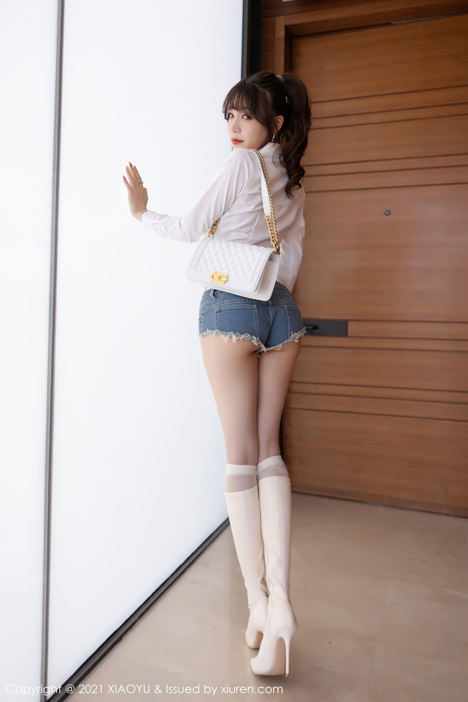[语画界XIAOYU] Vol.521 芝芝Booty – 超A的牛仔短裤与雷丝服饰(23)