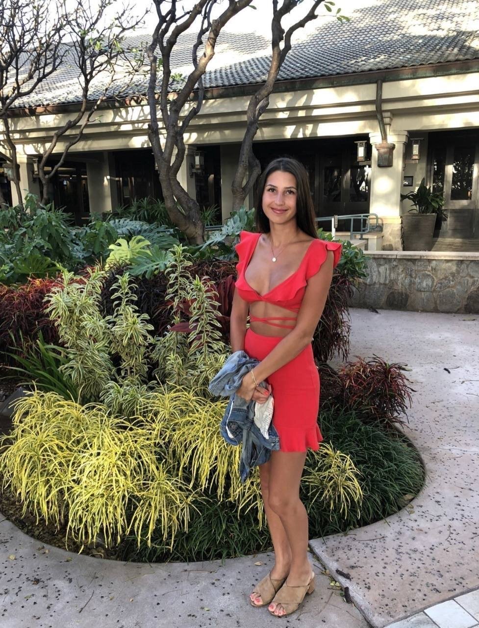Hermosa flaca chupa vergas.