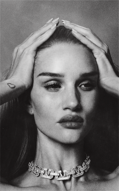 Rosie Huntington Whiteley O8QsKhMZ_o