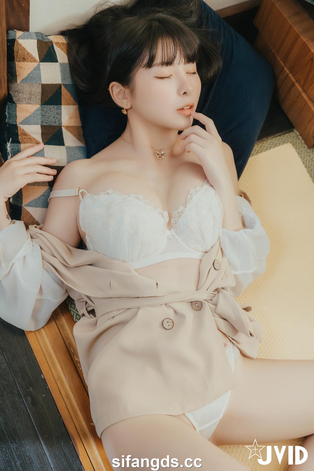 JVID 月台尼Tiny – 🔞女大生交友不慎被學長們酒後亂性😖原本要慶祝Tiny拿到獎學金💰現在身上都是獎學……精🥛🔞 Set.01(17)