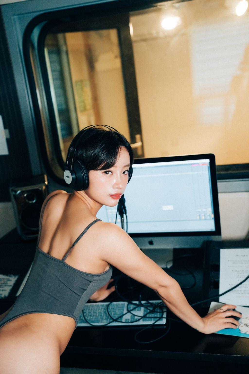 [Loozy] Booty Queen: Nude Recording (155 photos )(60)