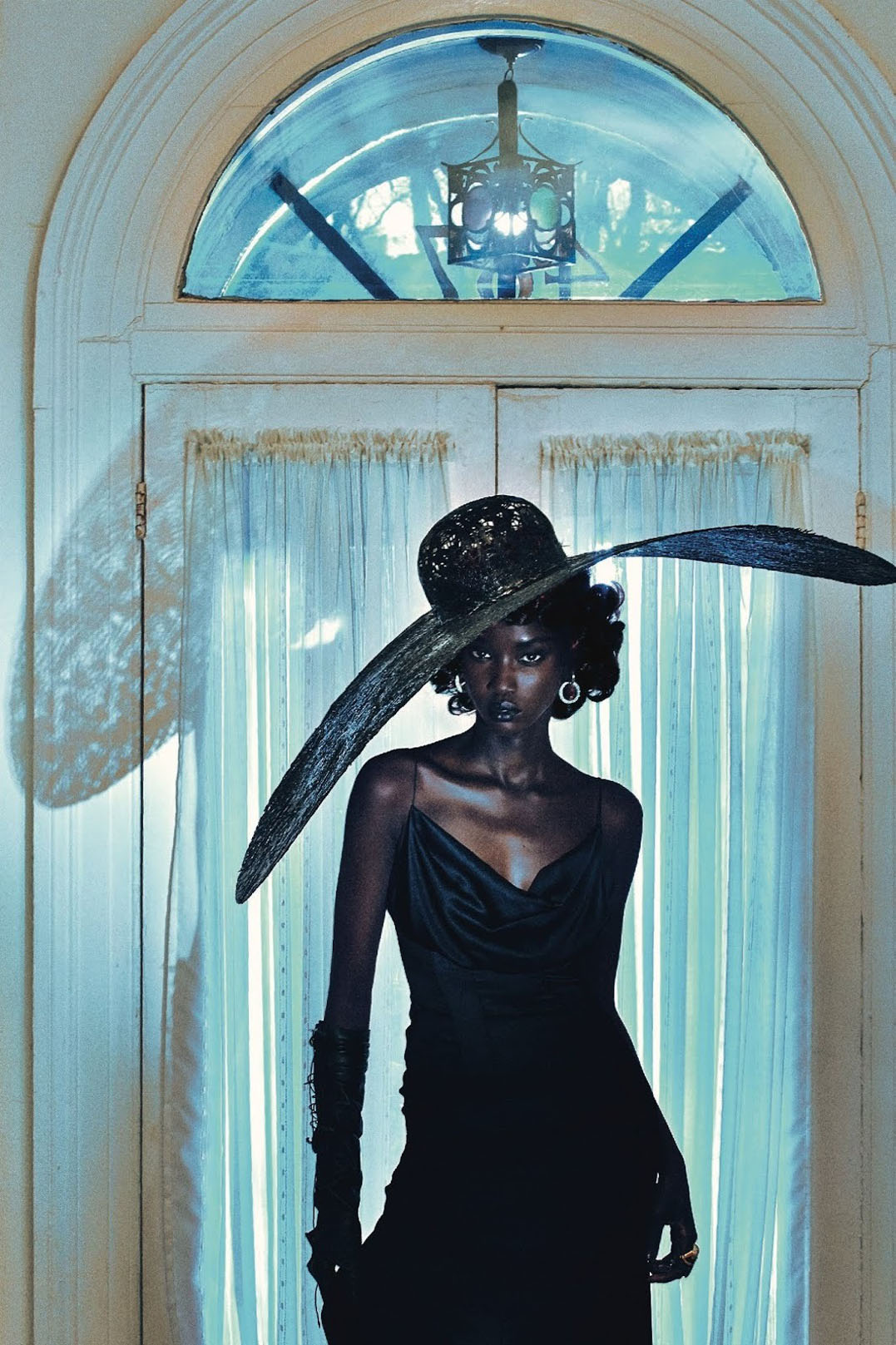 Черная дама с большой собачкой / Anok Yai by Steven Klein Черная дама с большой собачкой / Anok Yai by Steven Klein