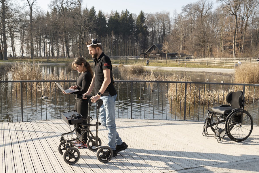 Gert-Jan-and-scientist-walking-with-digital-bridge_CHUV-Gilles-Weber