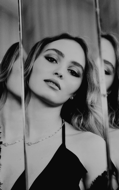 Lily Rose Depp KshjufdU_o