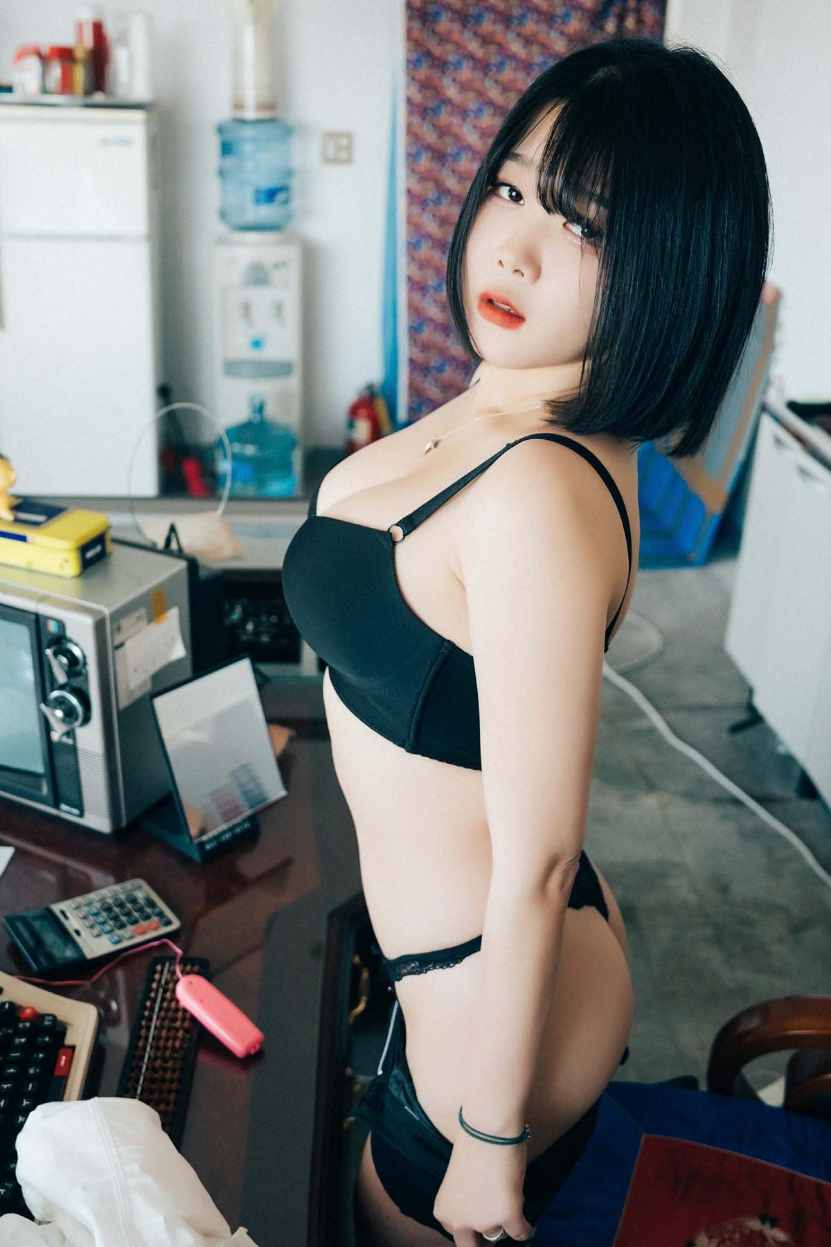 ZIA.Kwon 권지아, Loozy ‘Female Employee’ Set.01(15)