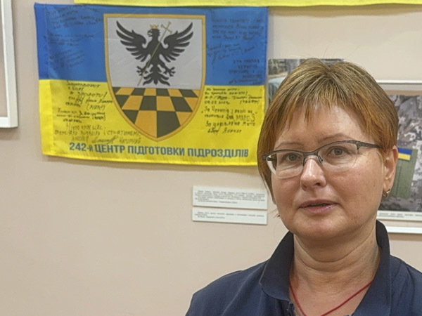Матері Вадима Жеребила та Віктора Панаска передали прапори для виставки в історичному музеї Матері Вадима Жеребила та Віктора Панаска передали прапори для виставки в історичному музеї