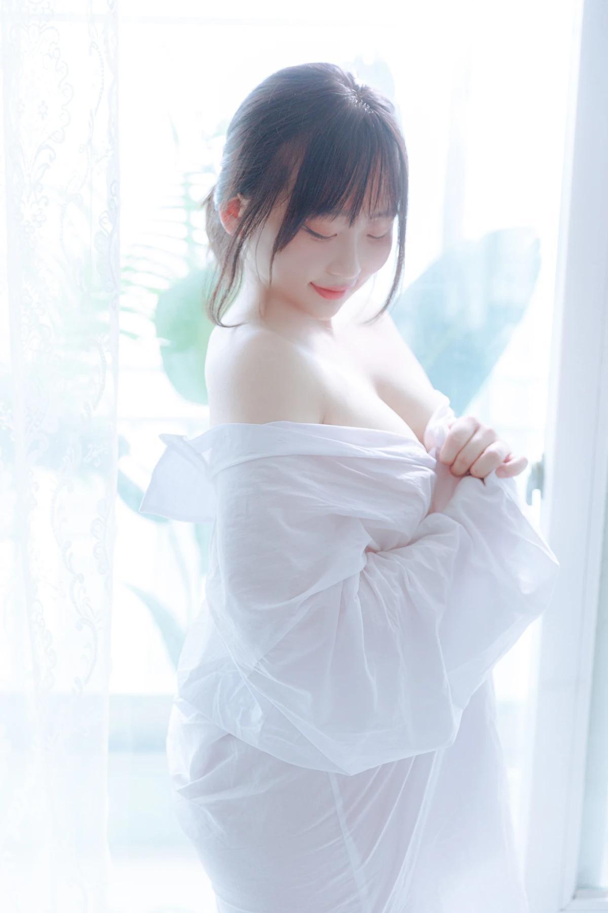 Mozzi 모찌, Photobook 「A Wet Day」(34)