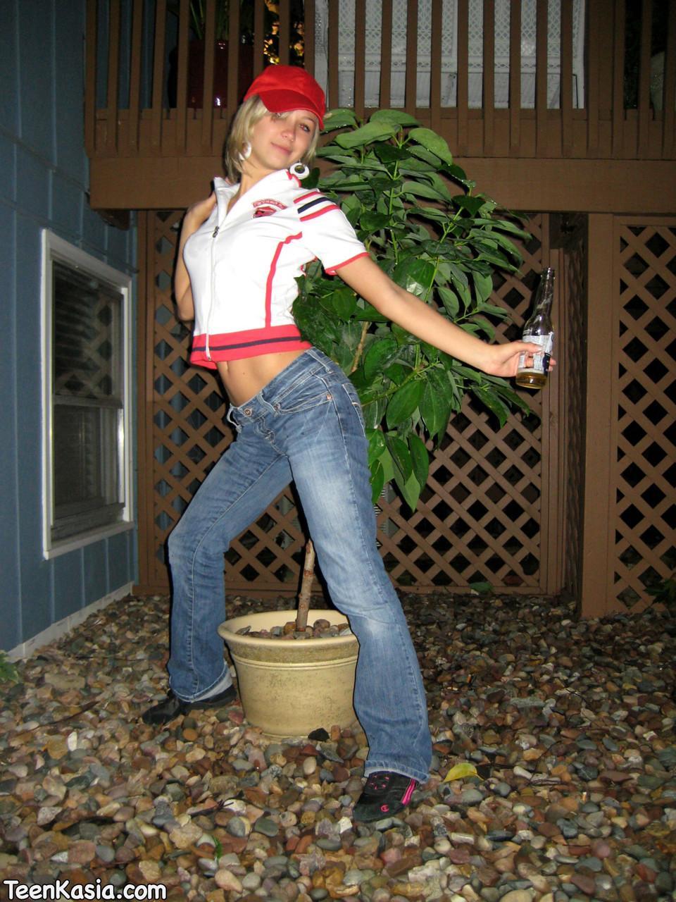 Blonde amateur Kasia pees in the backyard while drinking at night(4)