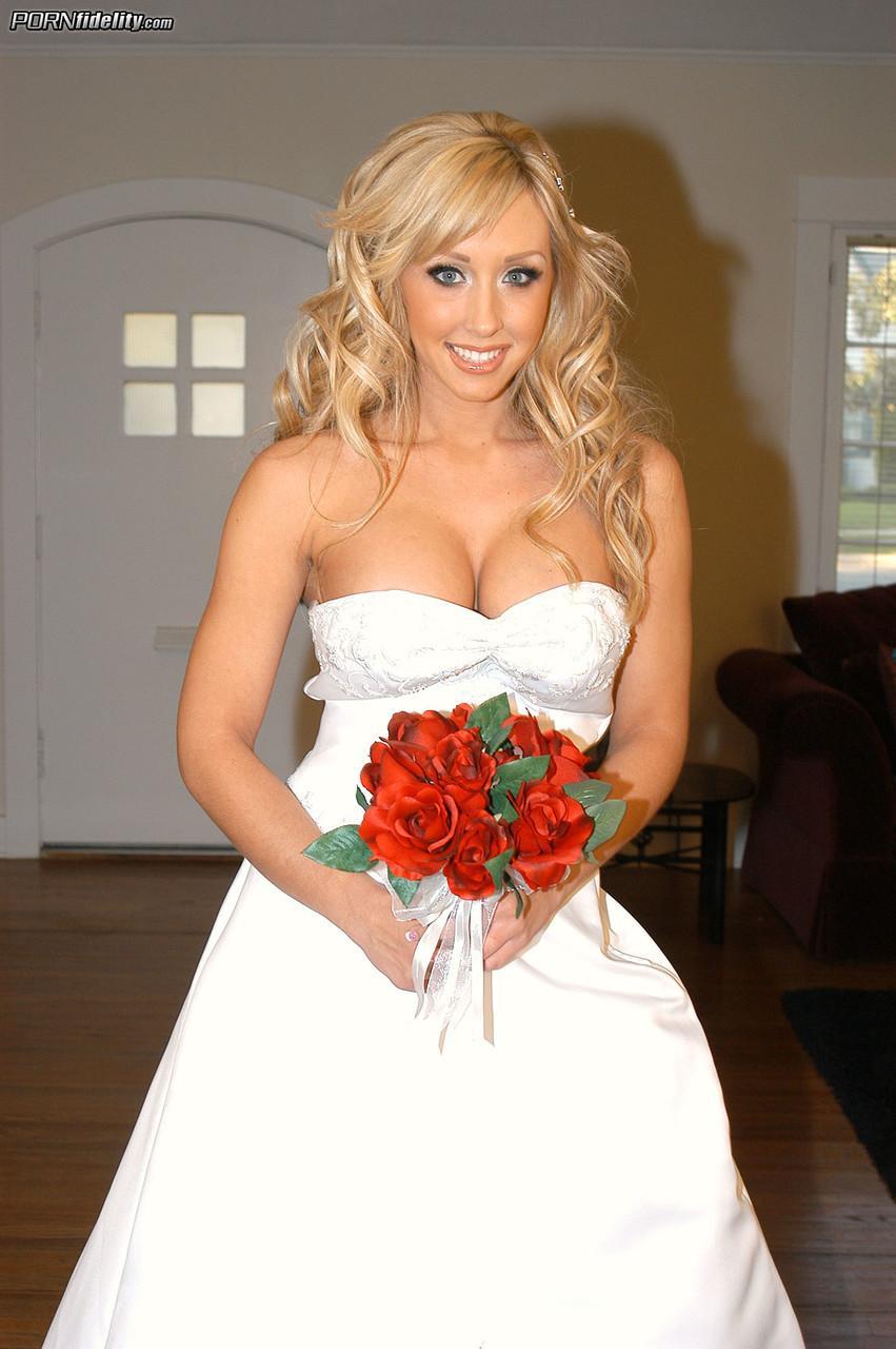 Blue-eyed blonde Jessica Lynn shows her fake tits on her wedding day(10)