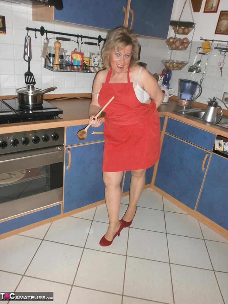 Slutty amateur housewife Caro could not resist masturbating in the kitchen(6)