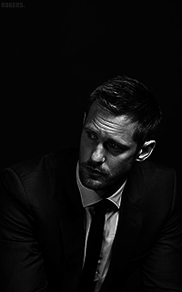 Alexander Skarsgard CB90Shez_o