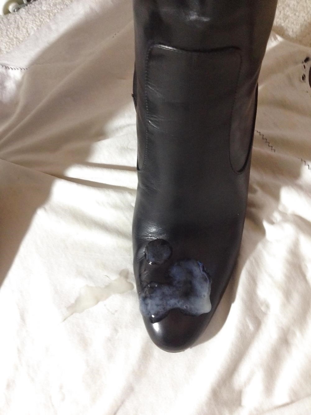 Black burberry rain boots-3840