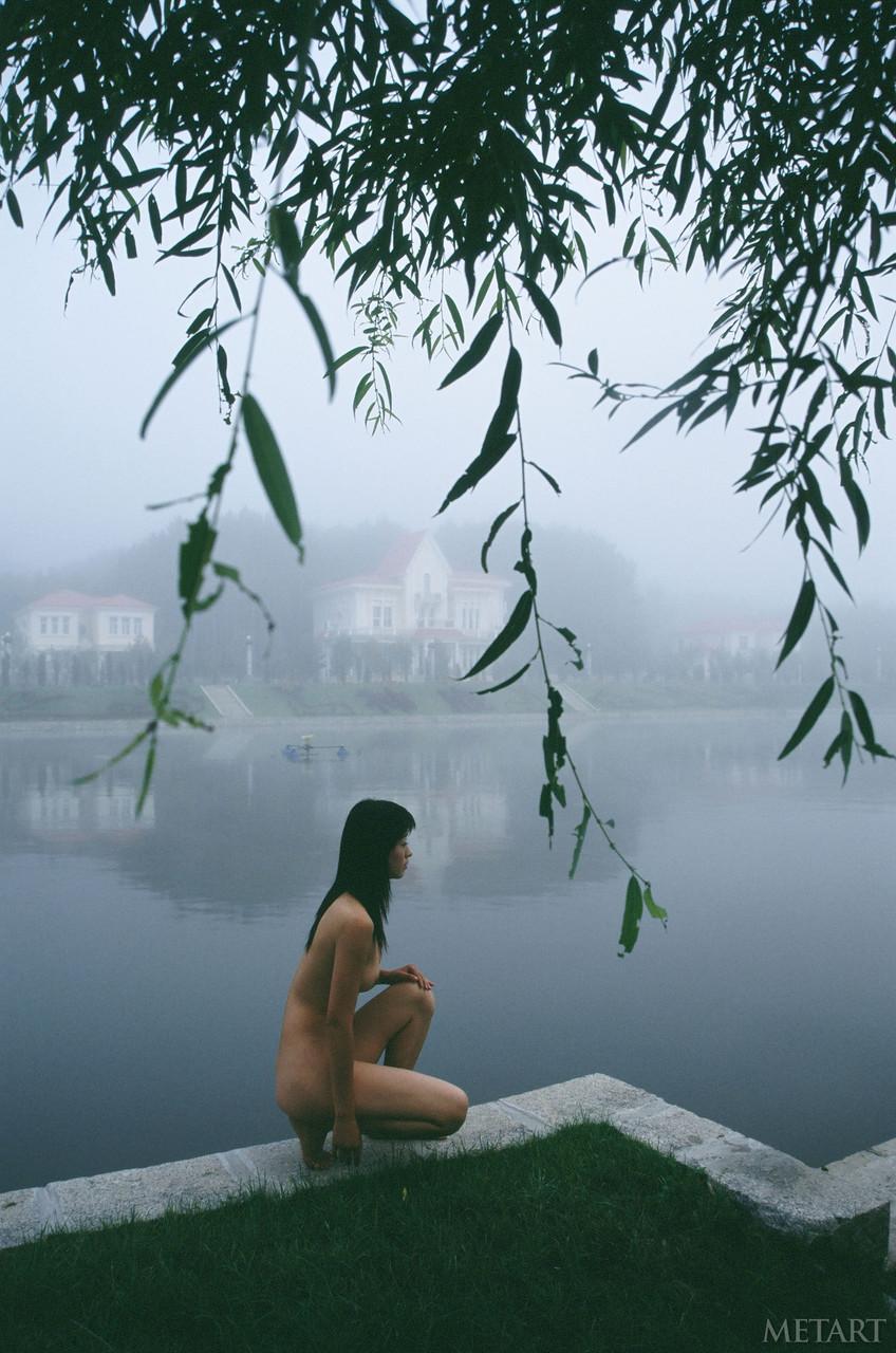 Glamorous Asian Wu Weiqui poses nude while taking an erotic outdoor stroll(10)