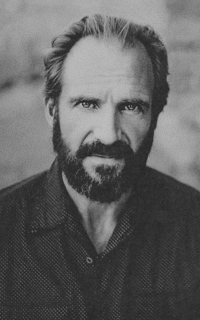 Ralph Fiennes Pi8fqFGP_o