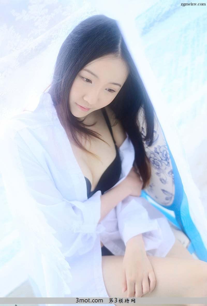 清新性感尤物美女白皙巨乳吊带诱人图(18)