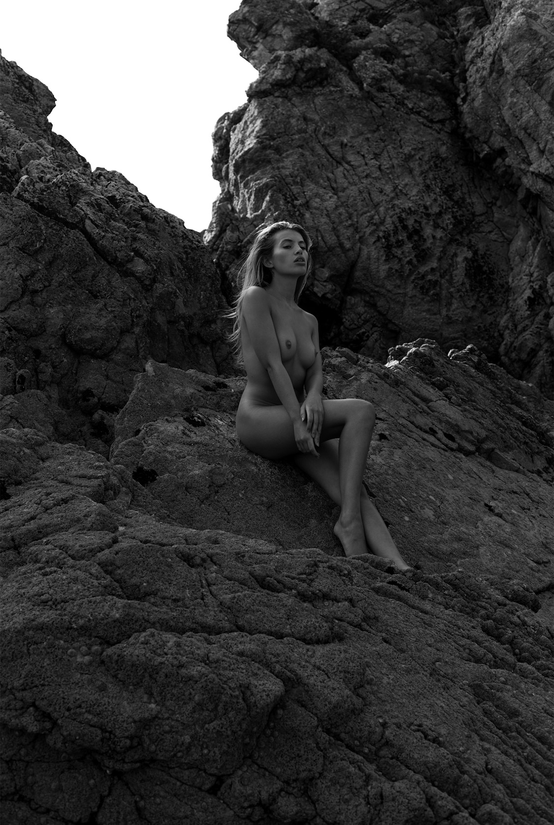 голая женщина на скале