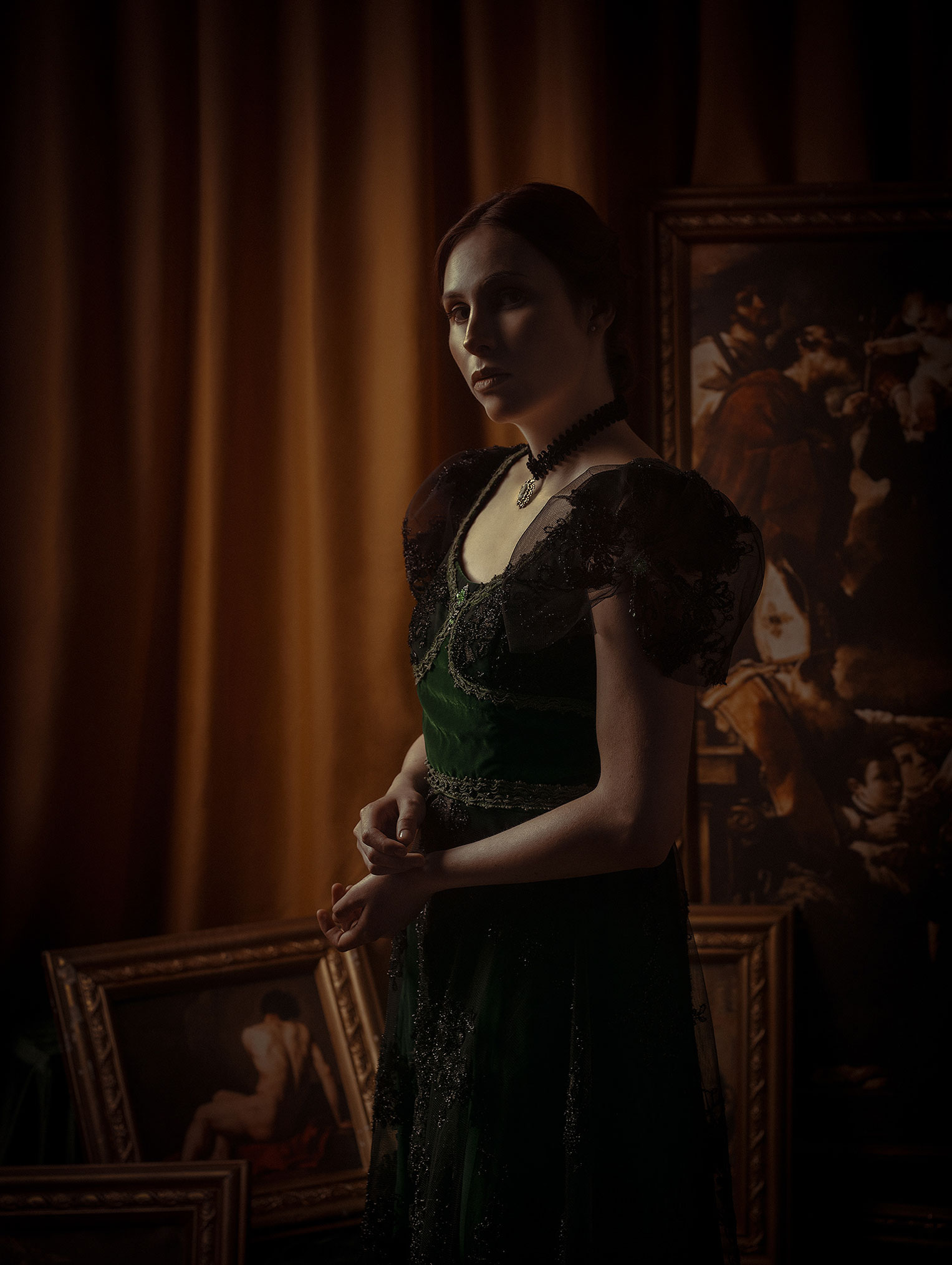 The Lady and the book / Renata Nieto by Rebeca Saray Ренато Нието в окружении книг и картин / фото 15