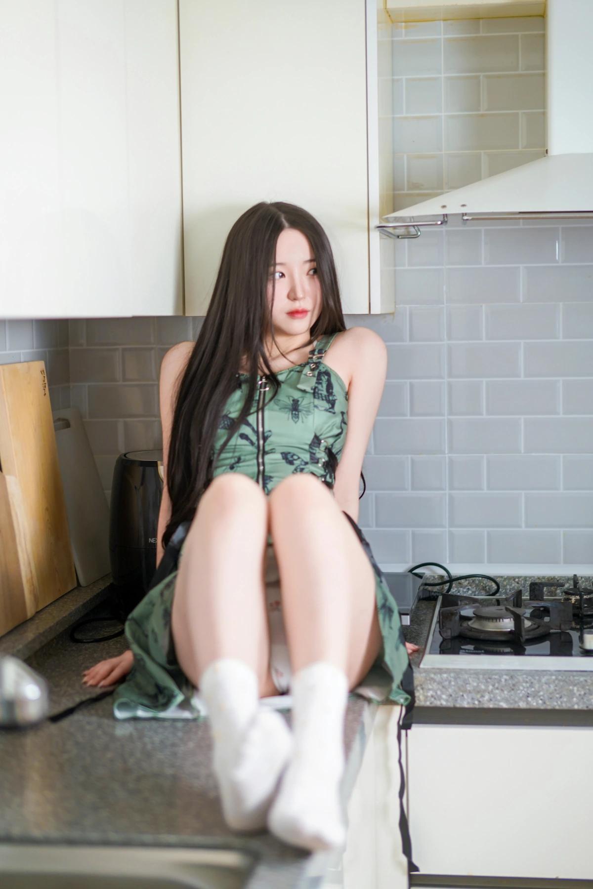 Yeolmu 열무, PhotoBook 「Pose On The Stairs And The Sink」(12)