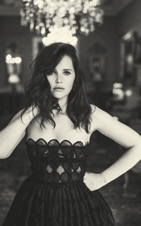 Felicity Jones Q9hzBKRu_o